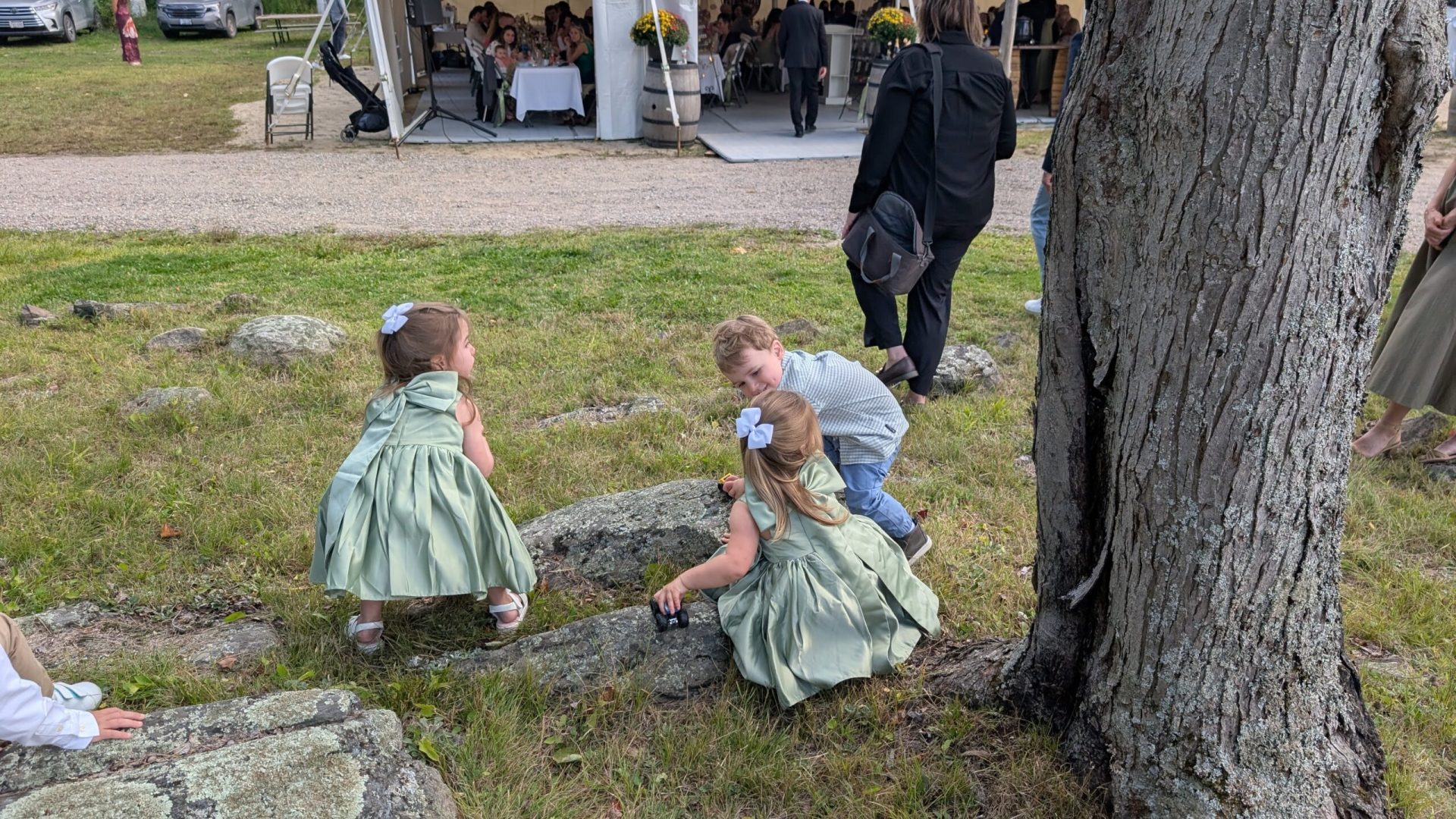 wedding-kids-playing